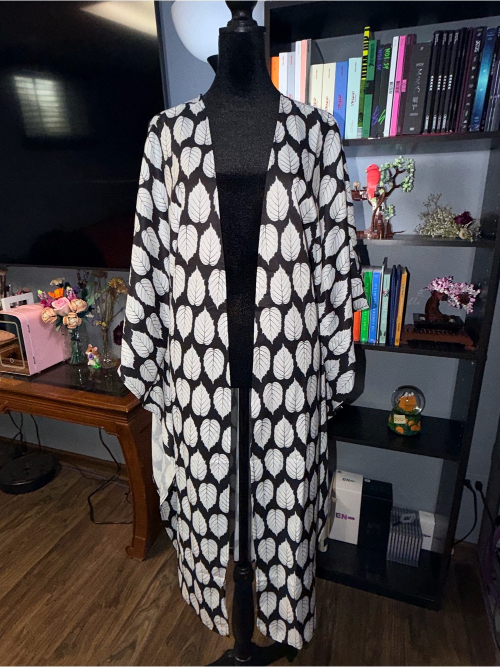 Cupshe Black and White Leaf-Print Swim Cover-Up Kimono - Picture 3 of 4